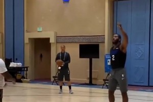 从76人来雷霆之后彻底活了！麦凯恩参加赛后发布会这身打扮好潮